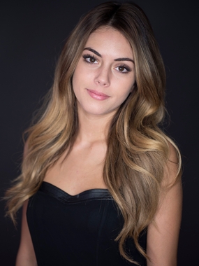 欧美轻熟风低胸小黑裙美女写真图片